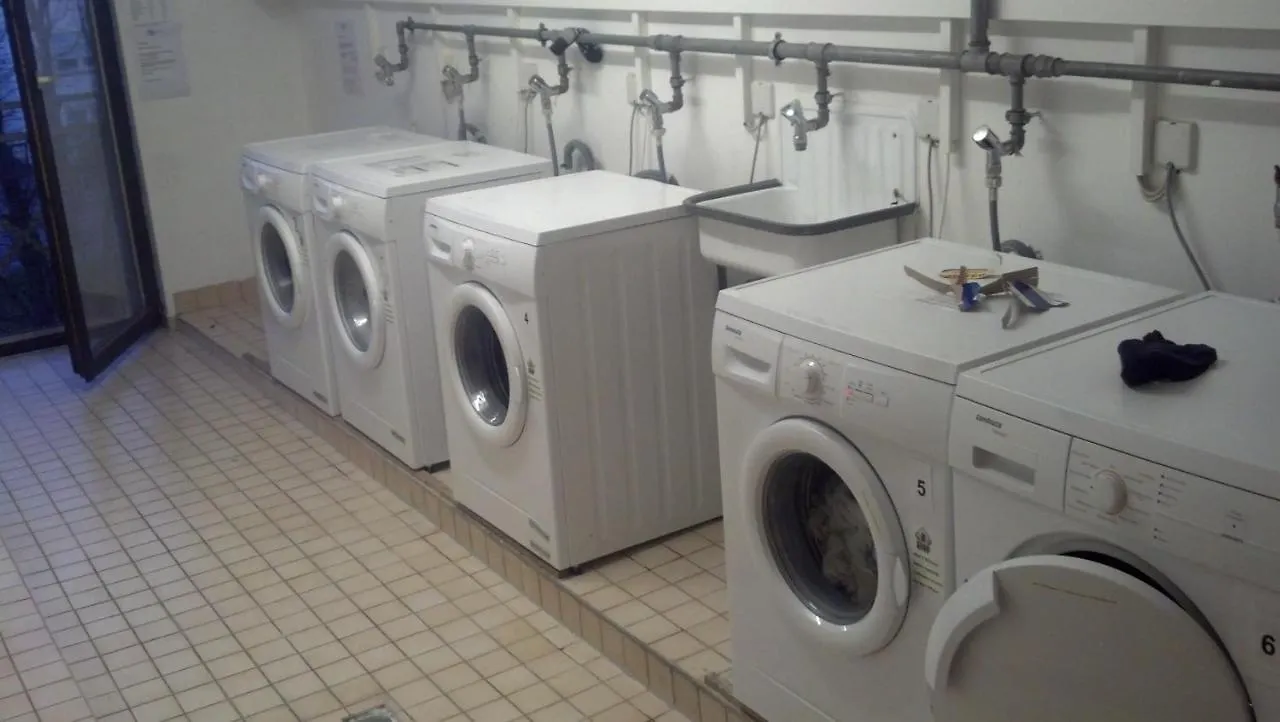 1A 3 Comfortable Room, Private Calm Apartment, Next To City Center, Inclusive Private Car Park, Full Equipped Kitchen, 100Mbps Wifi, One Minute To Tram Station, Smart Tv, Etc! Whatsapp Support, No Additional Costs! Mannheim